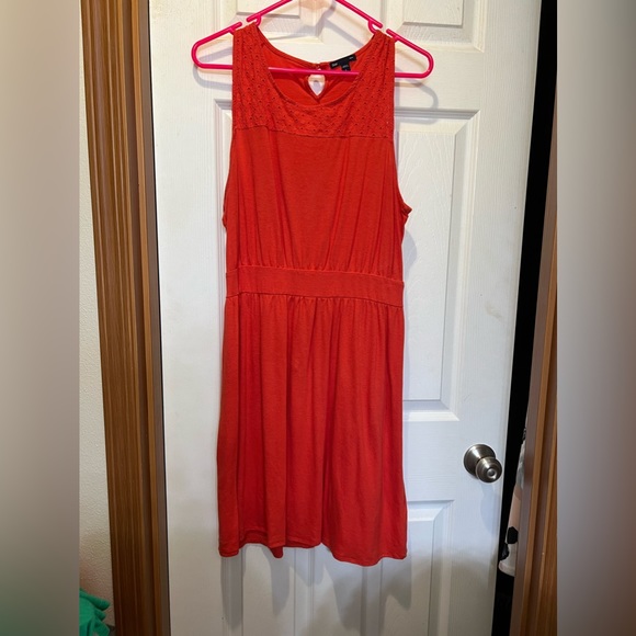 GAP crew neck tank dress with eyelet detail and gathered waist - Picture 1 of 2